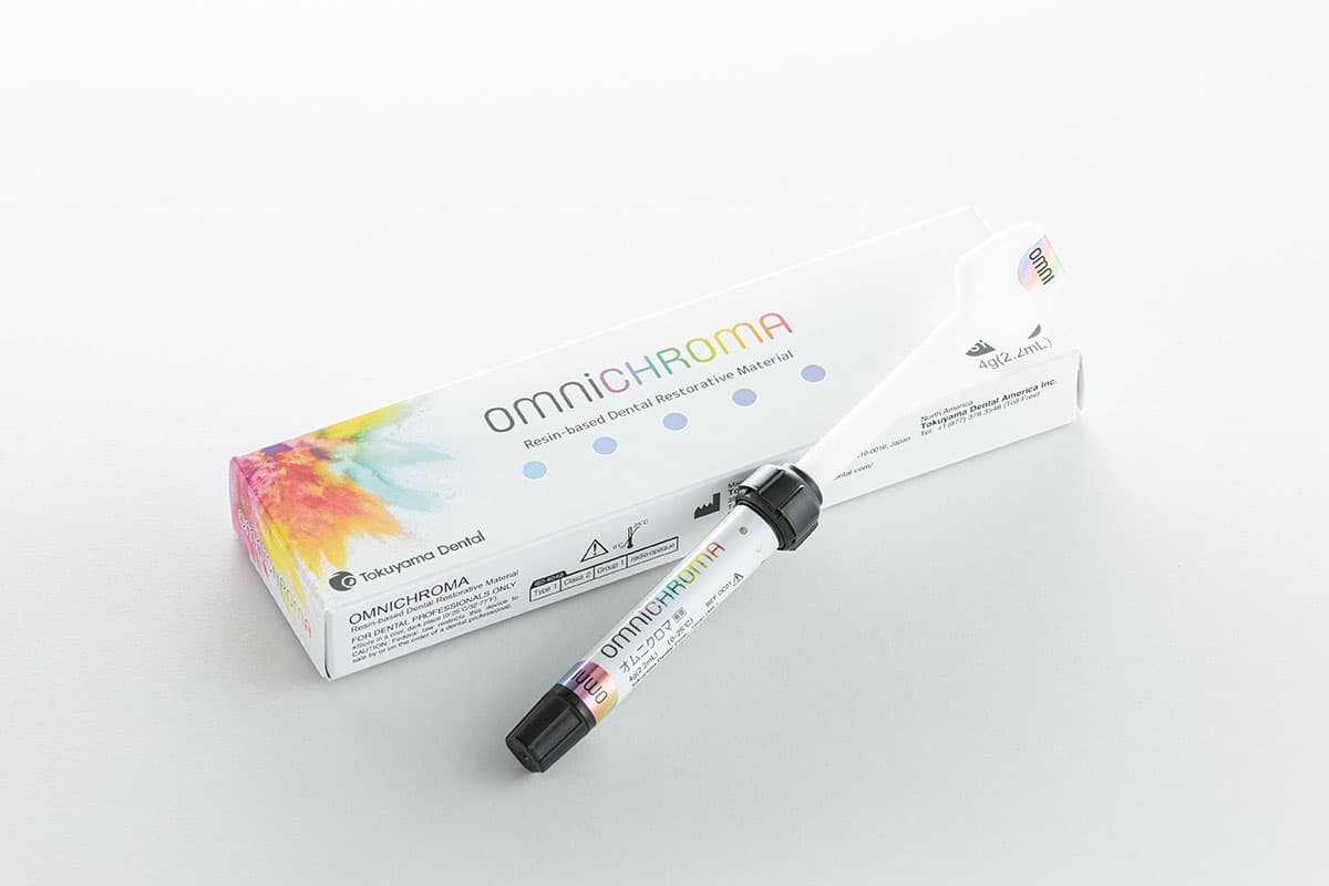 OMNICHROMA universal emal, shprits 4,0 g (Tokuyama, Yaponiya)