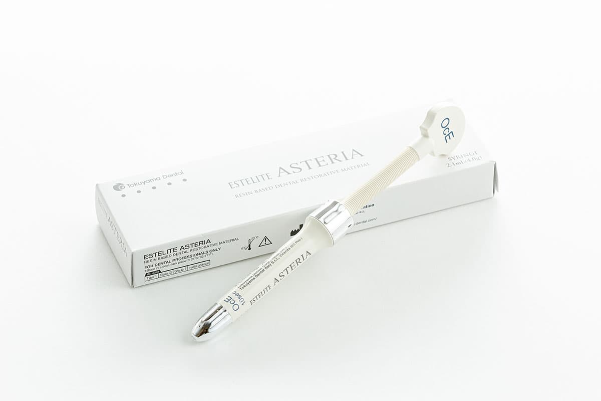 Пломбировочный материал Estelite Asteria, шприц 4,0 г (Токуяма, Япония)